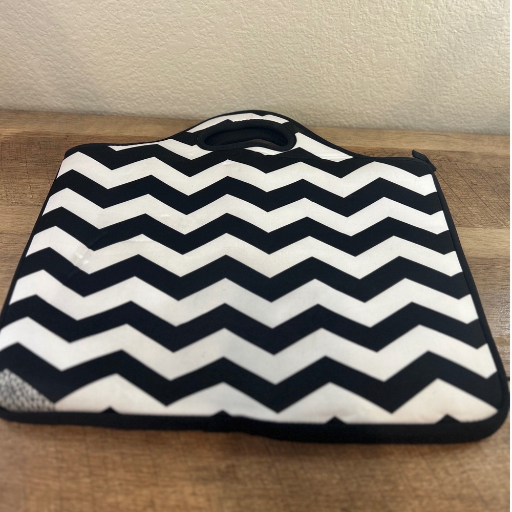 Macbeth Collection Black White Chevron Laptop Sleeve Case MB-XL5CB Carry Handle - Picture 2 of 5